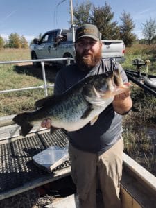 shows large trophy bass